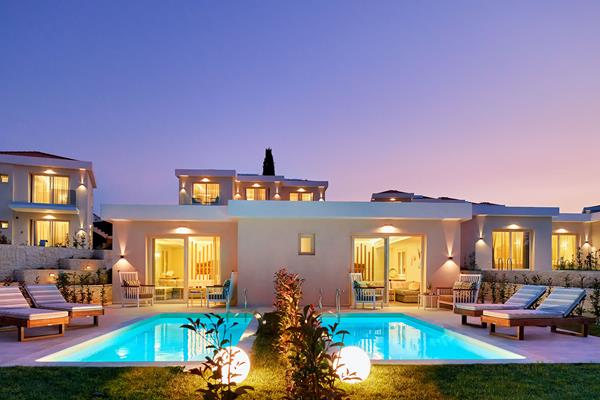 Alexandar Elegance Hotel - Pogled na privatne bazene.jpg
