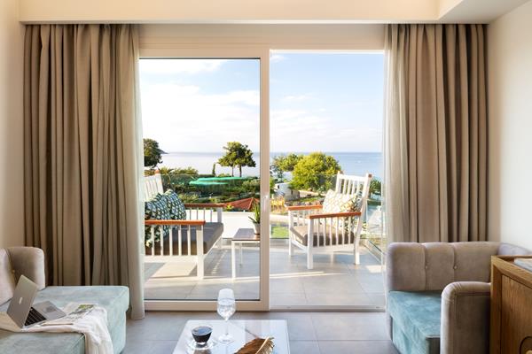 Alexandar Elegance Hotel - pogled na opremljeni balkon.jpg