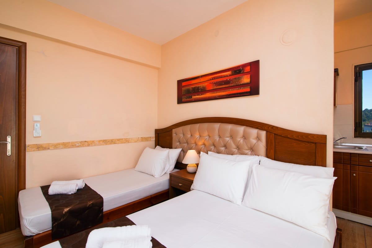 Ana_s Star Beach hotel - deluxe triple sea view - kreveti.jpg