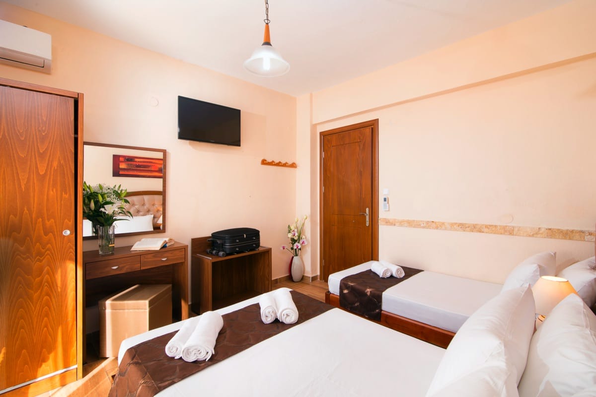 Ana_s Star Beach hotel - deluxe triple sea view - pogled na sobu.jpg