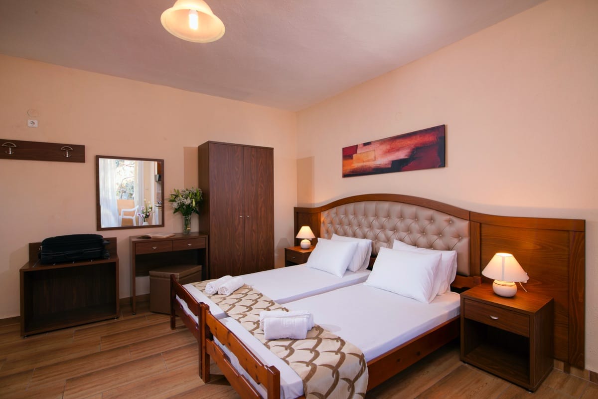 Ana_s Star Beach hotel - standard 3+1 garden view - kreveti.jpg