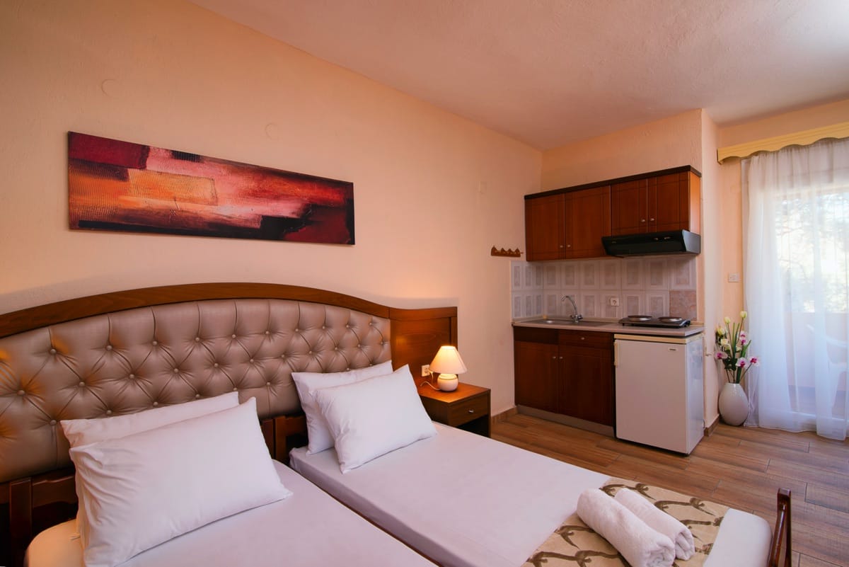 Ana_s Star Beach hotel - standard 3+1 garden view - ležajevi i čajna kuhinja.jpg