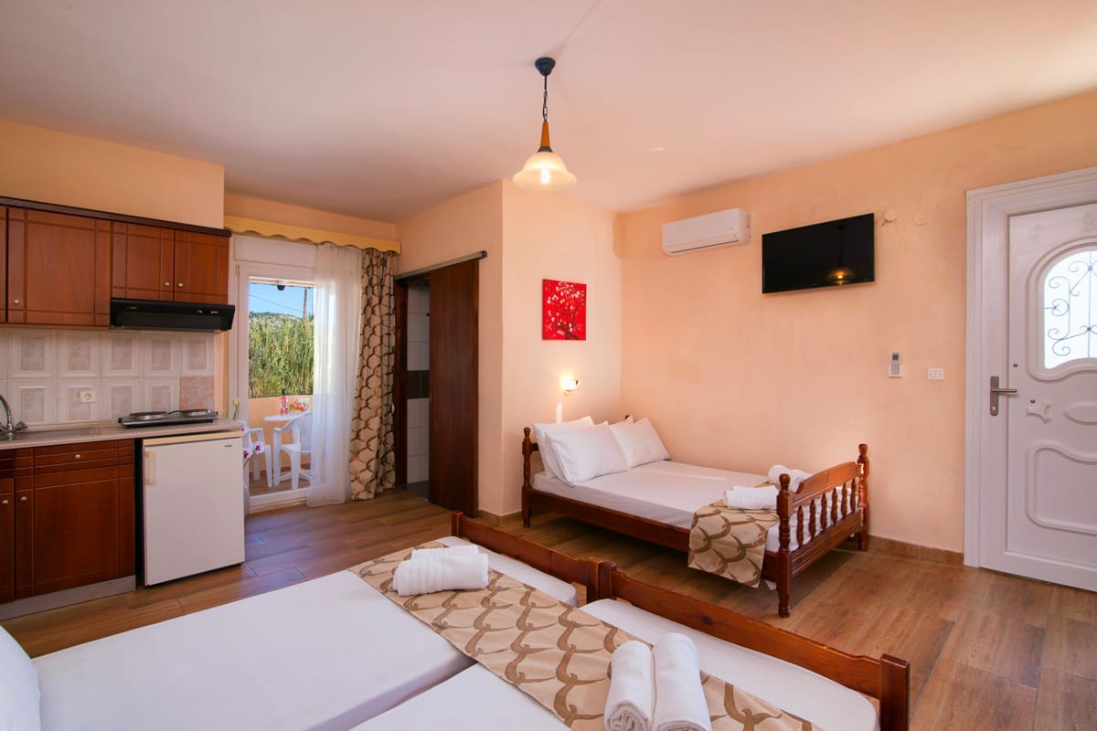 Ana_s Star Beach hotel - standard 3+1 garden view - pogled na sobu.jpg