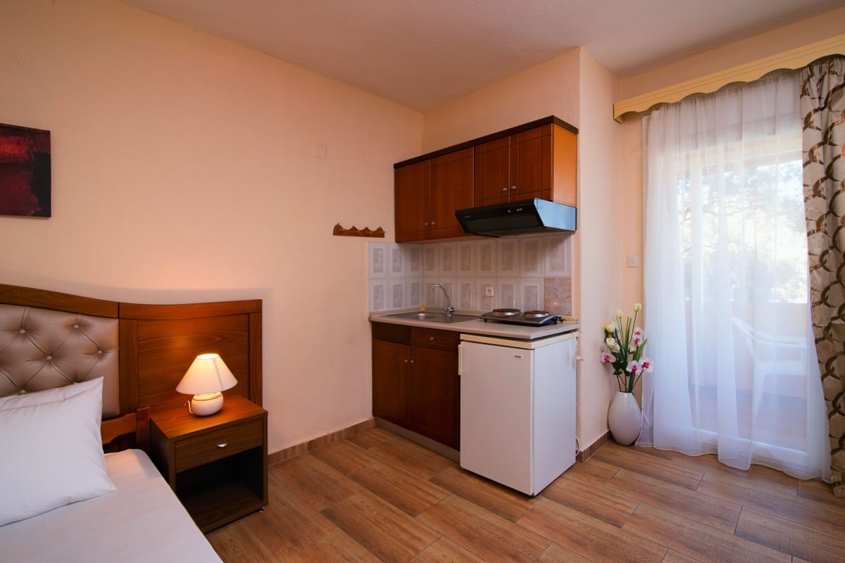 Ana_s Star Beach hotel - standard 3+1 garden view - čajna kuhinja.jpg