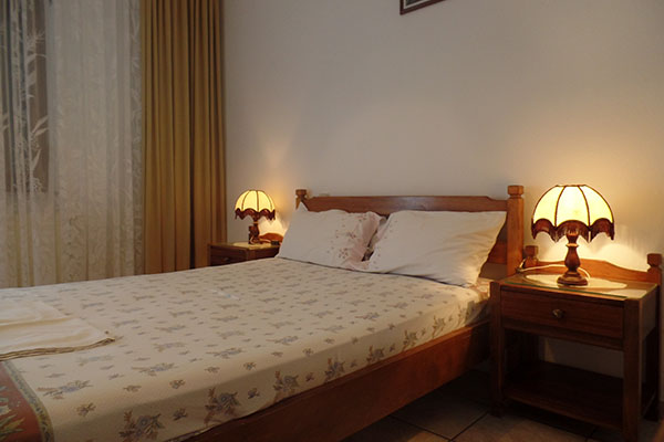 Antique the Hotel - francuski ležaj.jpg