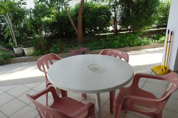 Antique the Hotel - sto i stolice u bašti.jpg