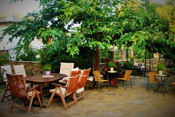 Antique the Hotel - stolovi i stolice u bašti.jpg