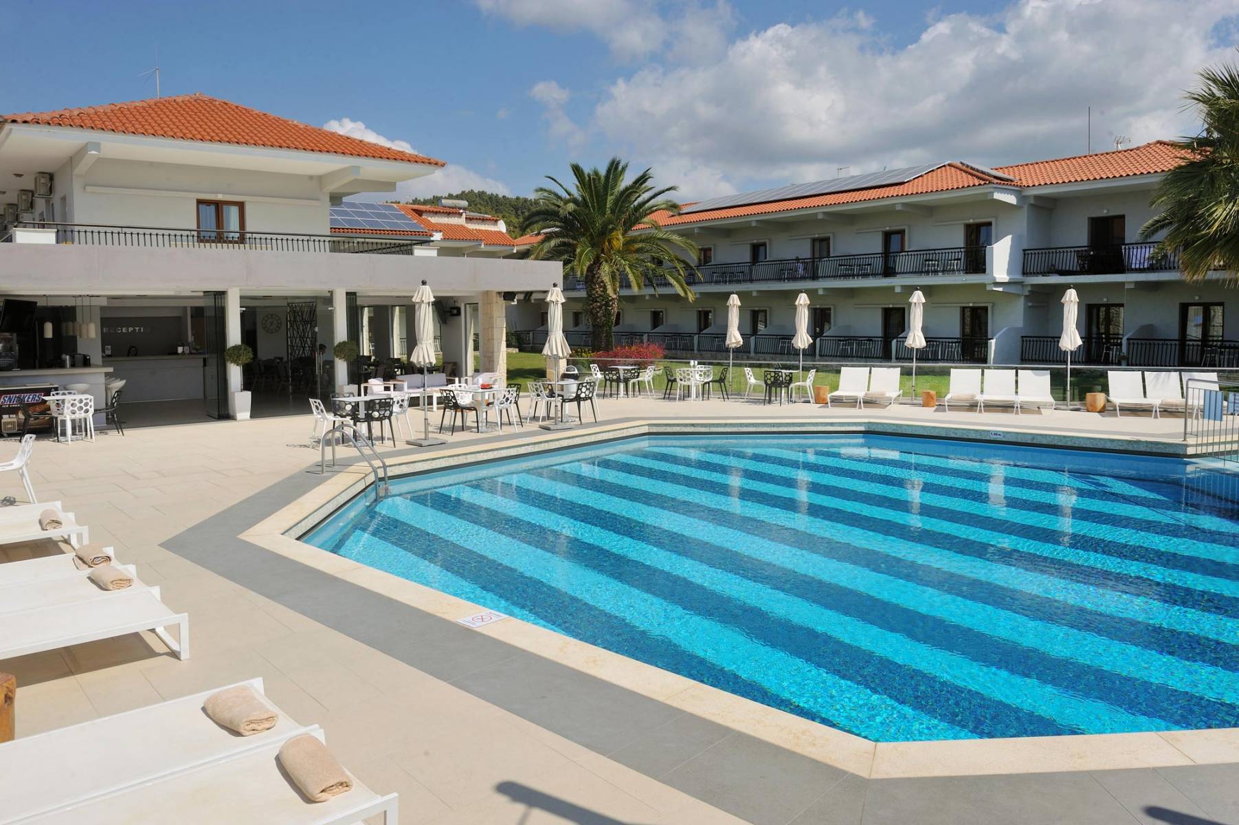 Aristotelis Hotel - bazen iz drugog ugla.jpg