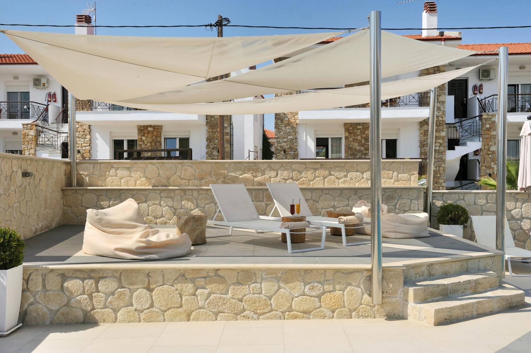 Aristotelis Hotel - ležaljke iz drugog ugla.jpg
