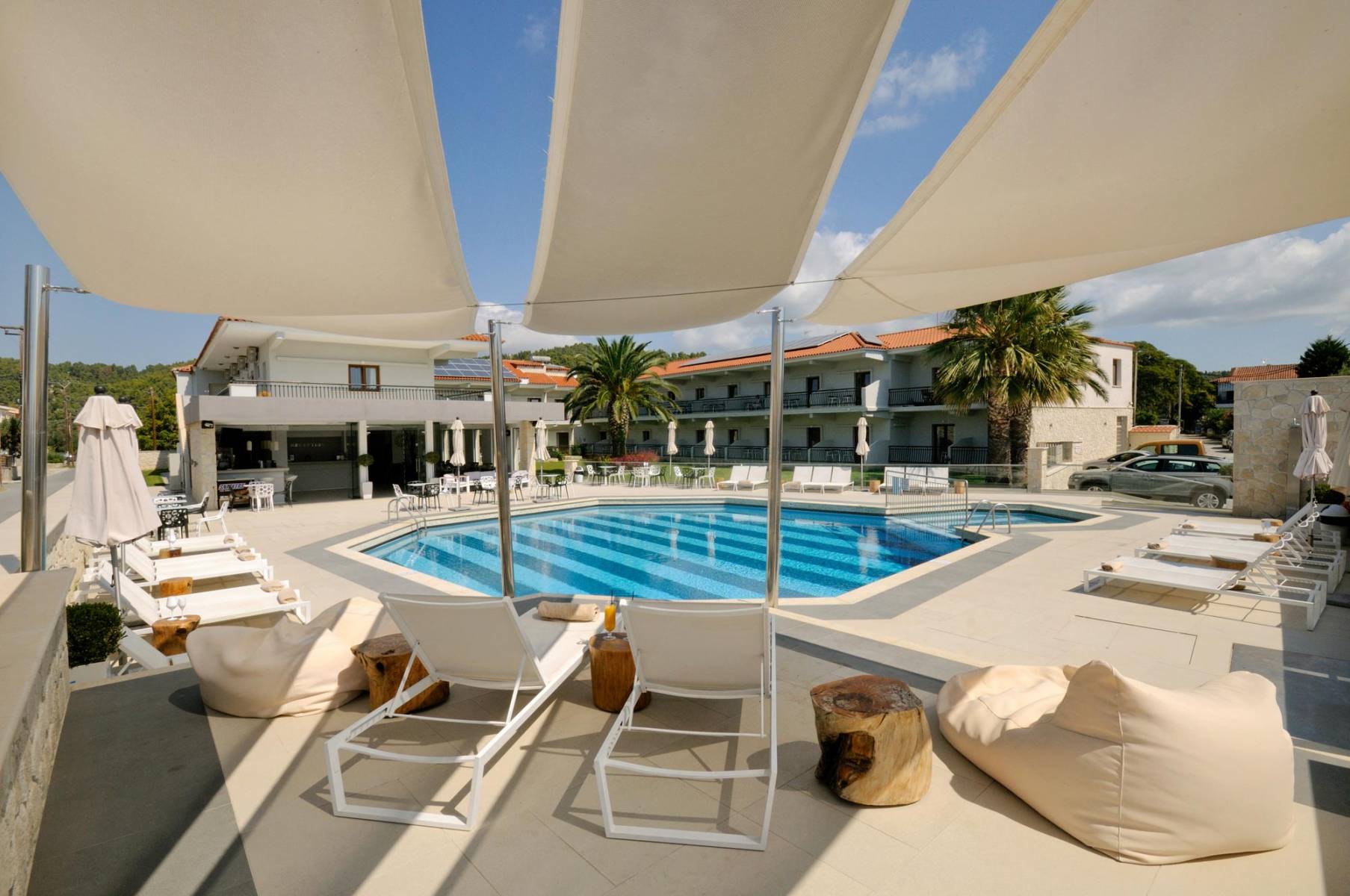Aristotelis Hotel - ležaljke pored bazena.jpg