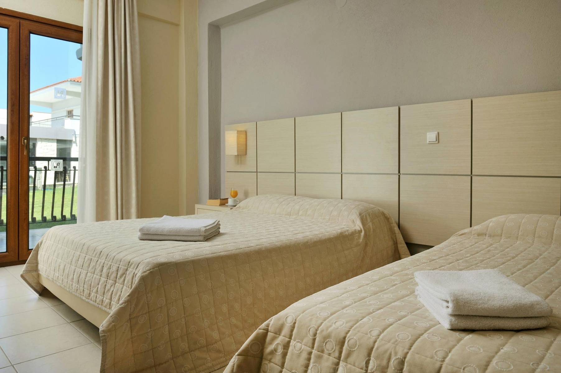 Aristotelis Hotel - pogled francuske ležajeve.jpg