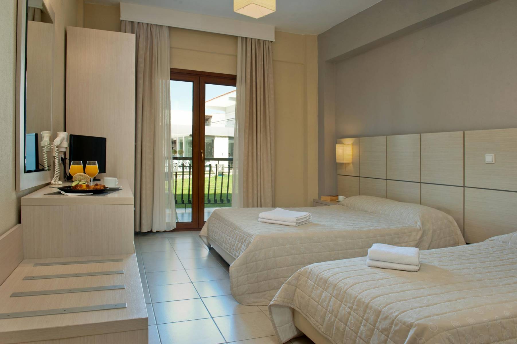 Aristotelis Hotel - pogled na krevete iz drugog ugla.jpg