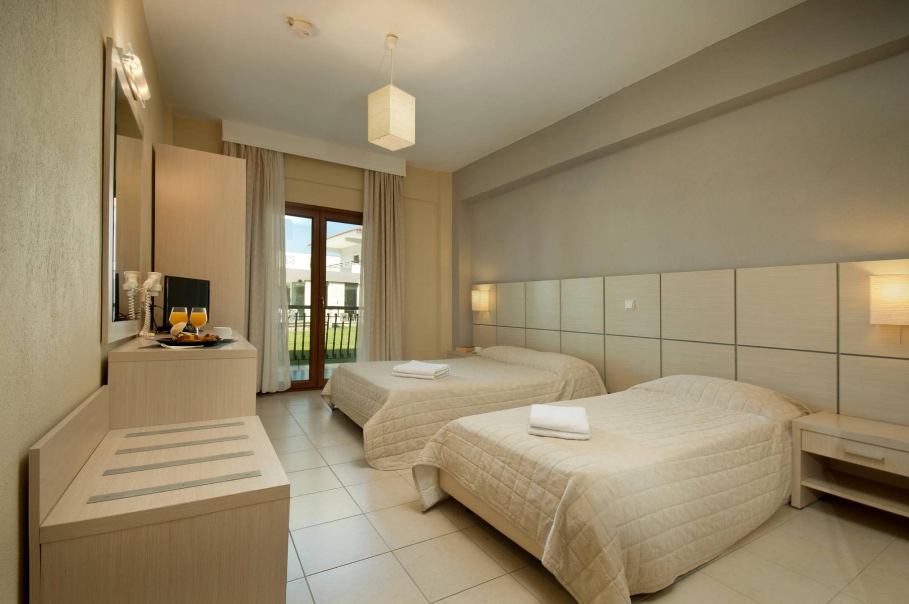 Aristotelis Hotel - pogled na krevete.jpg