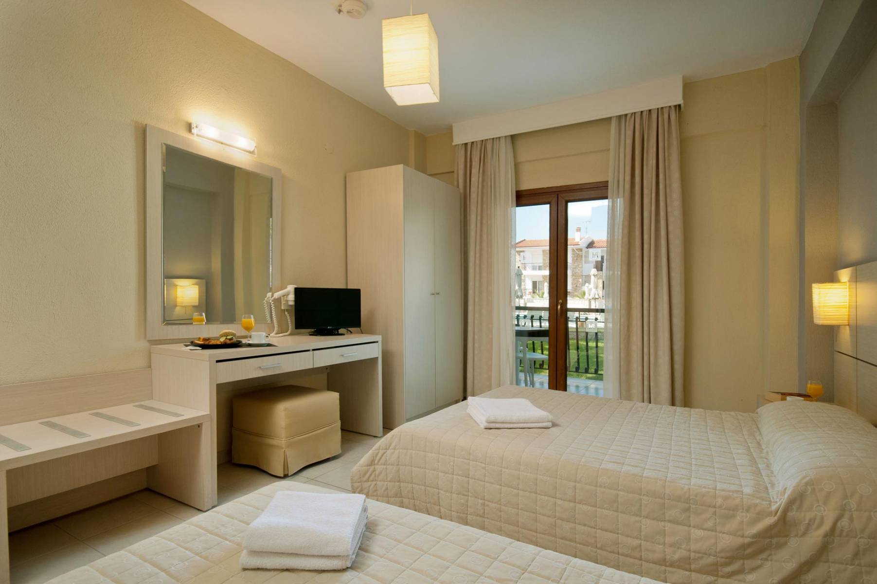 Aristotelis Hotel - pogled na sobu iz drugog ugla.jpg