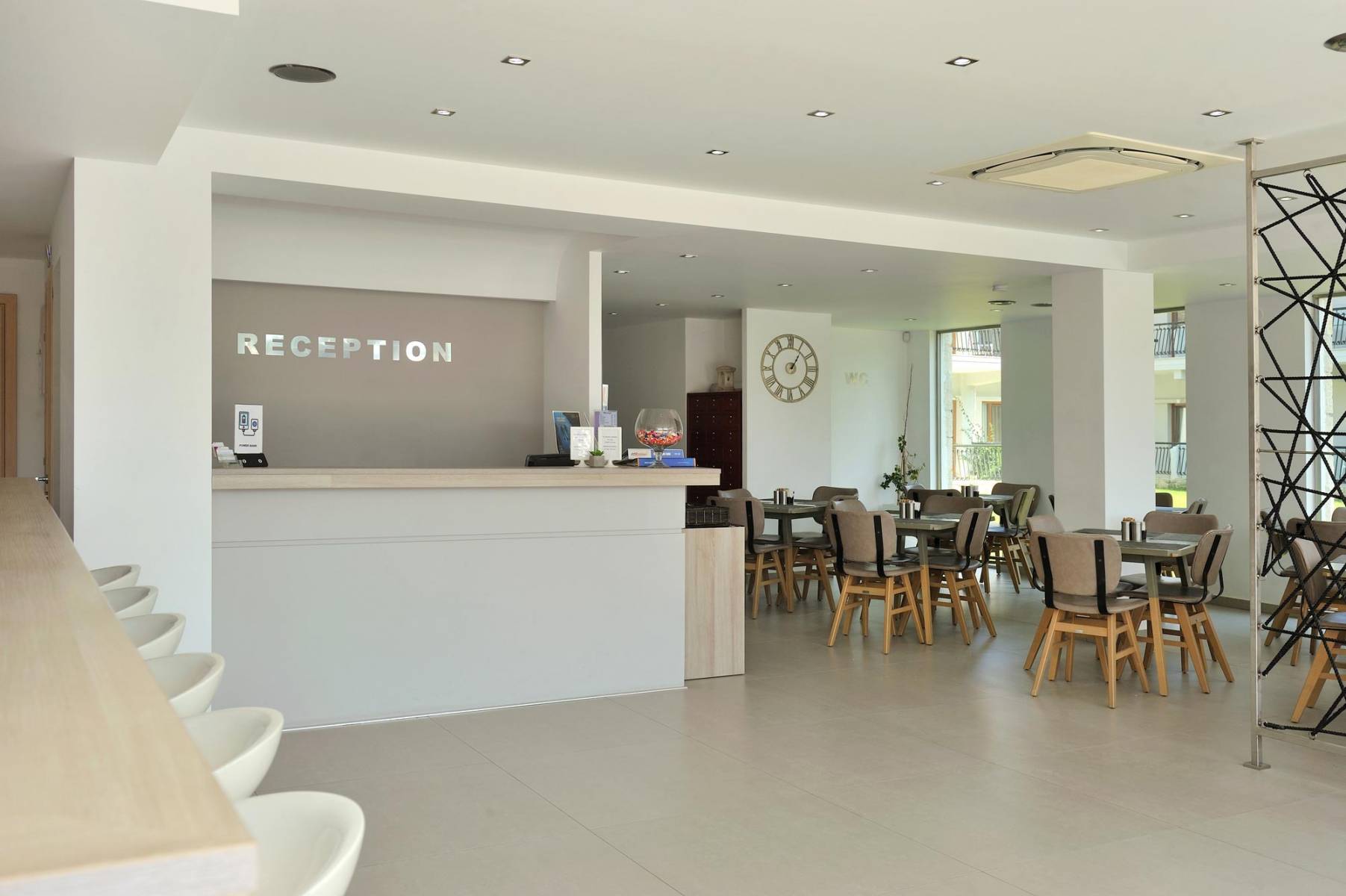 Aristotelis Hotel - recepcija iz drugog ugla.jpg
