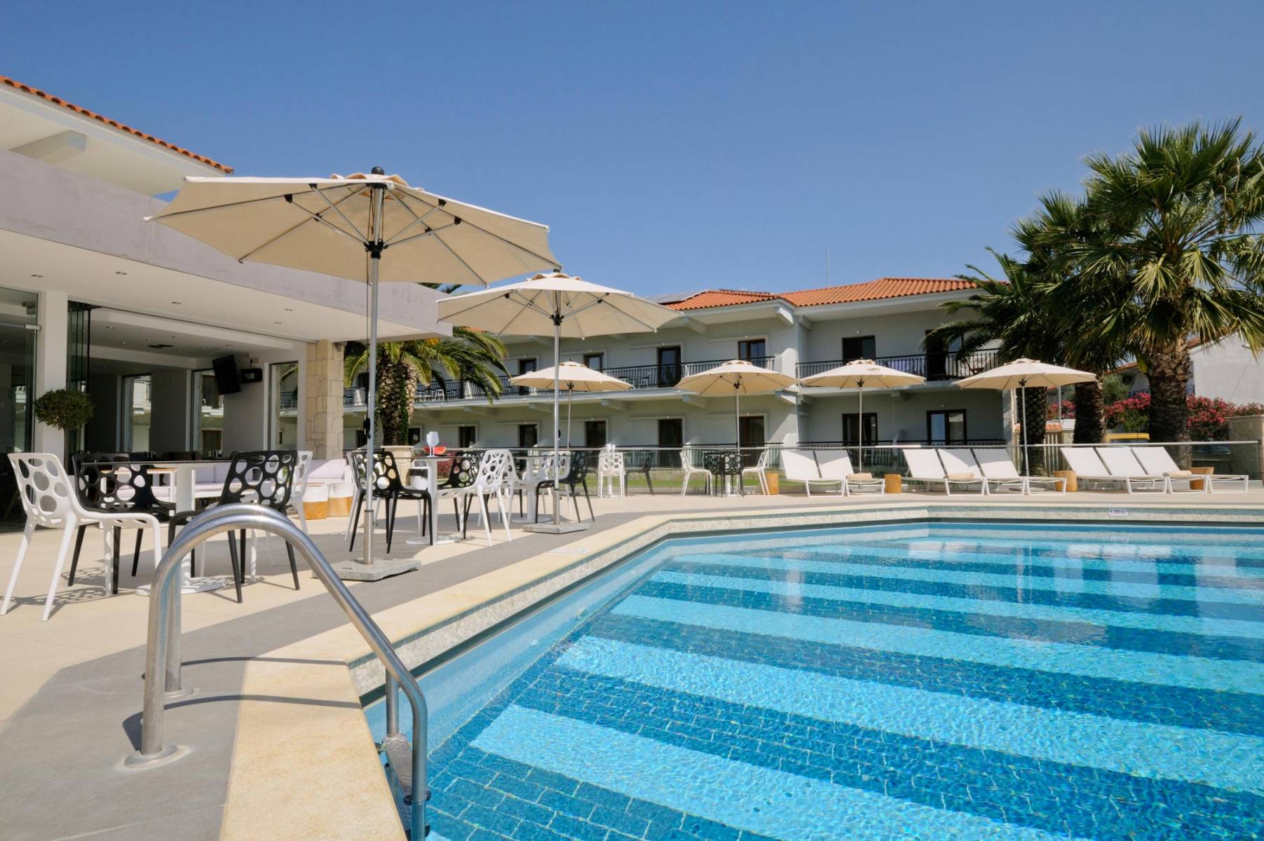 Aristotelis Hotel - ulaz u bazen.jpg