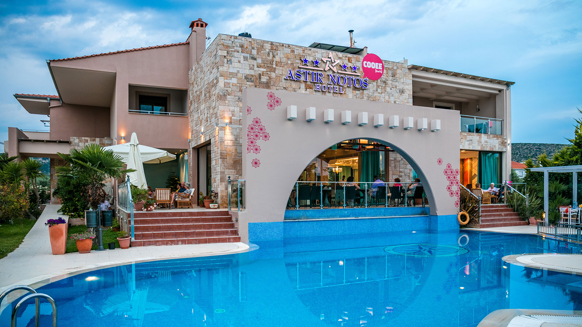 Astir Notos - Pogled na hotel.jpg