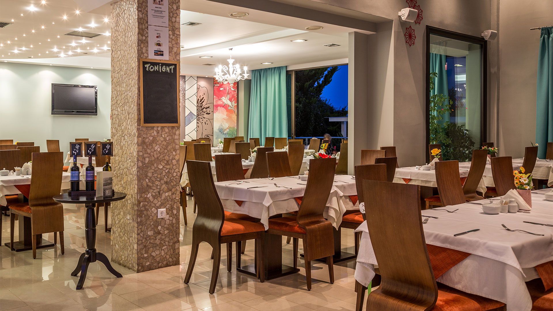 Astir Notos hotel - stolovi i stolice u restoranu.jpg