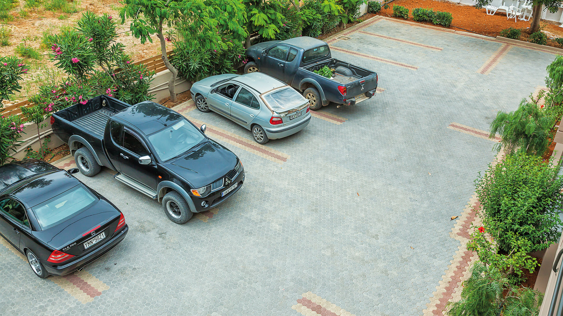 Hotel Astir Notos - privatan parking.jpg