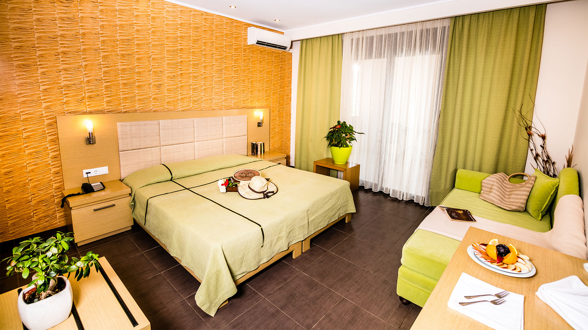 Hotel Astir Notos - veliki francuski ležaj.jpg