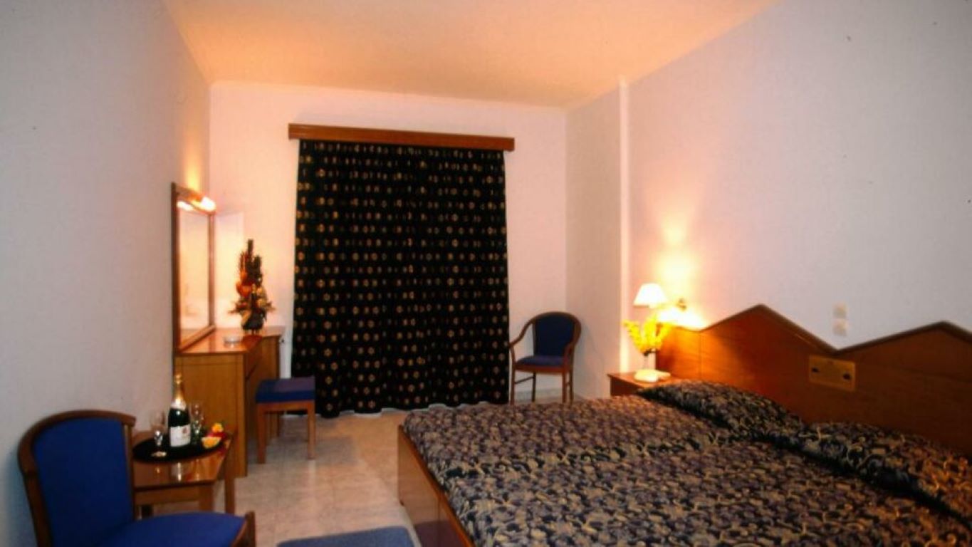 Astir Palace Hotel-Standardna soba pogled basta.jpg
