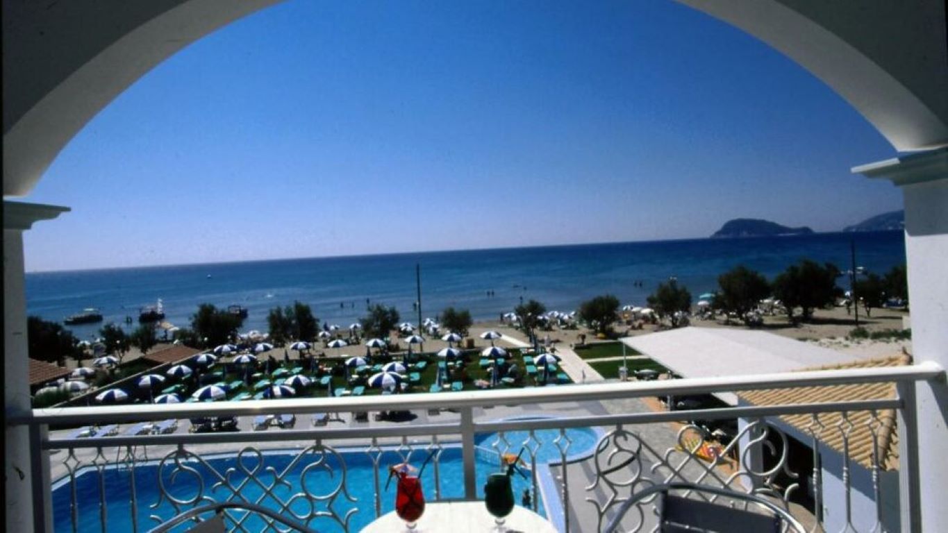 Astir Palace Hotel-Standardna soba pogled more.jpg