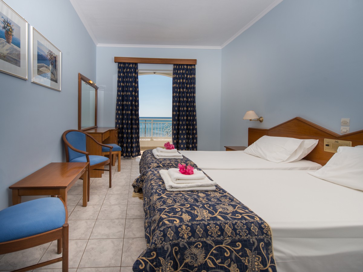 Hotel Astir Palace-Standardna soba delimican pogled more.jpg
