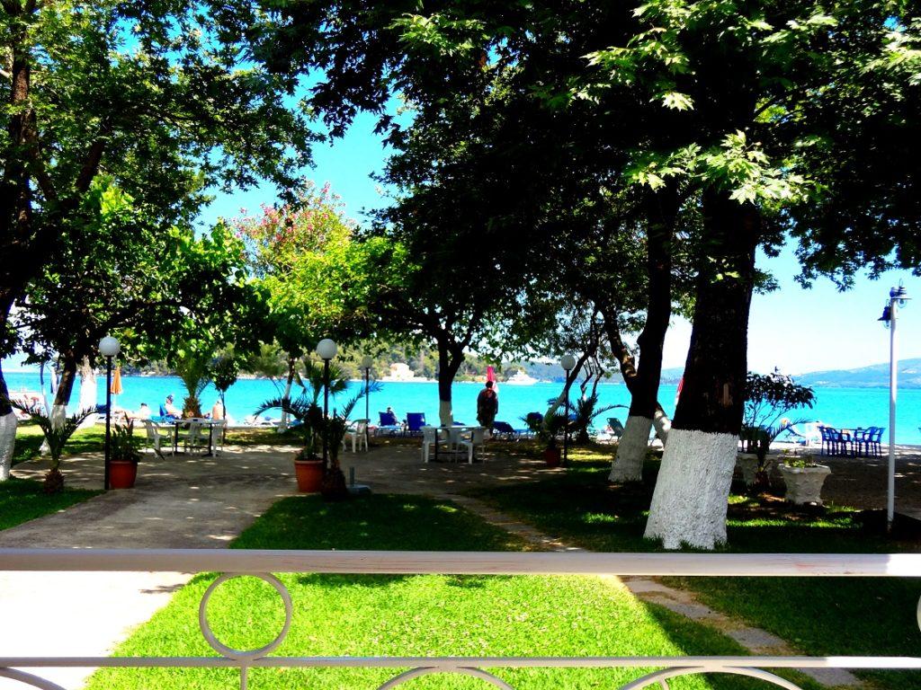 Avra Beach hotel bašta.jpg