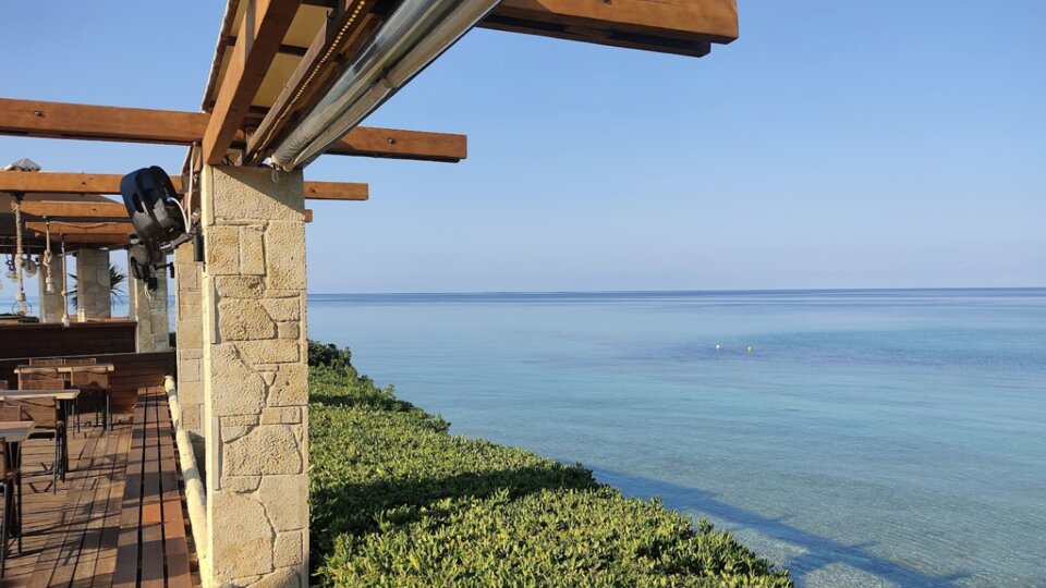 Belohorizonte hotel - pogled na more iz bašte.jpg
