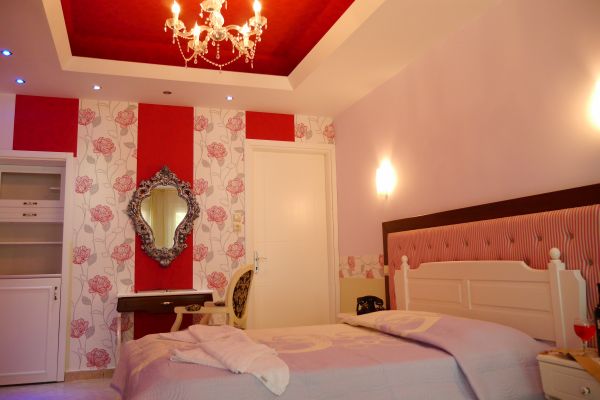 Blue Sea Beach Hotel - francuski ležaj iz drugog ugla.jpg