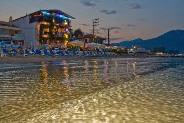 Blue Sea Beach Hotel - pogled na objekat sa mora.jpg