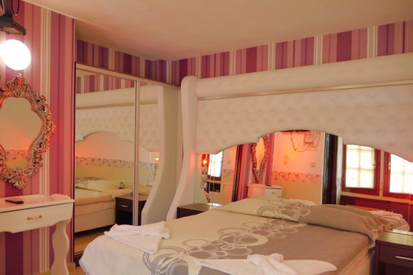 Blue Sea Beach Resort - francuski ležaj sa ogledalom.jpg