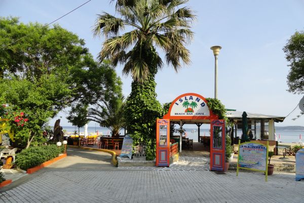 Captains Beach Apartmants - ispred hotela.jpg