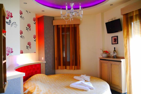 Captains Beach Apartmants - okrugli krevet.jpg