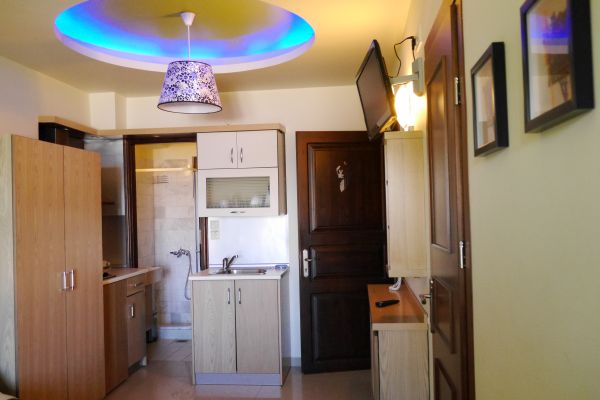 Captains Beach Apartmants - soba.jpg