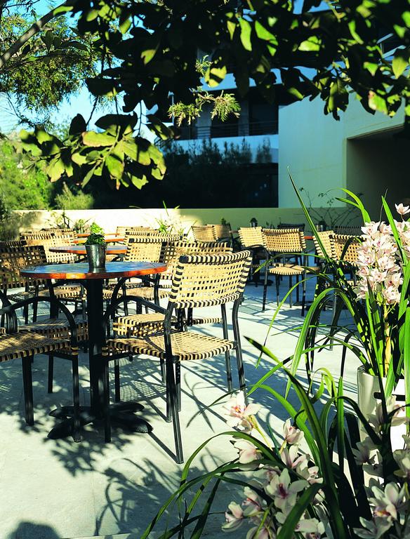 Hotel Amarilia bar.jpg