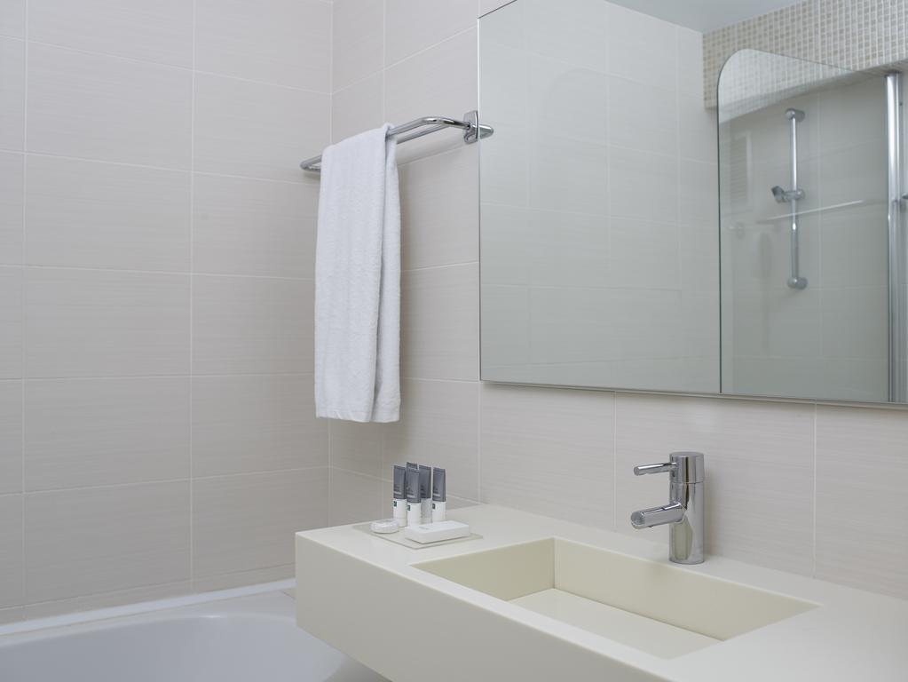 Hotel Amarilia bathroom 1.jpg