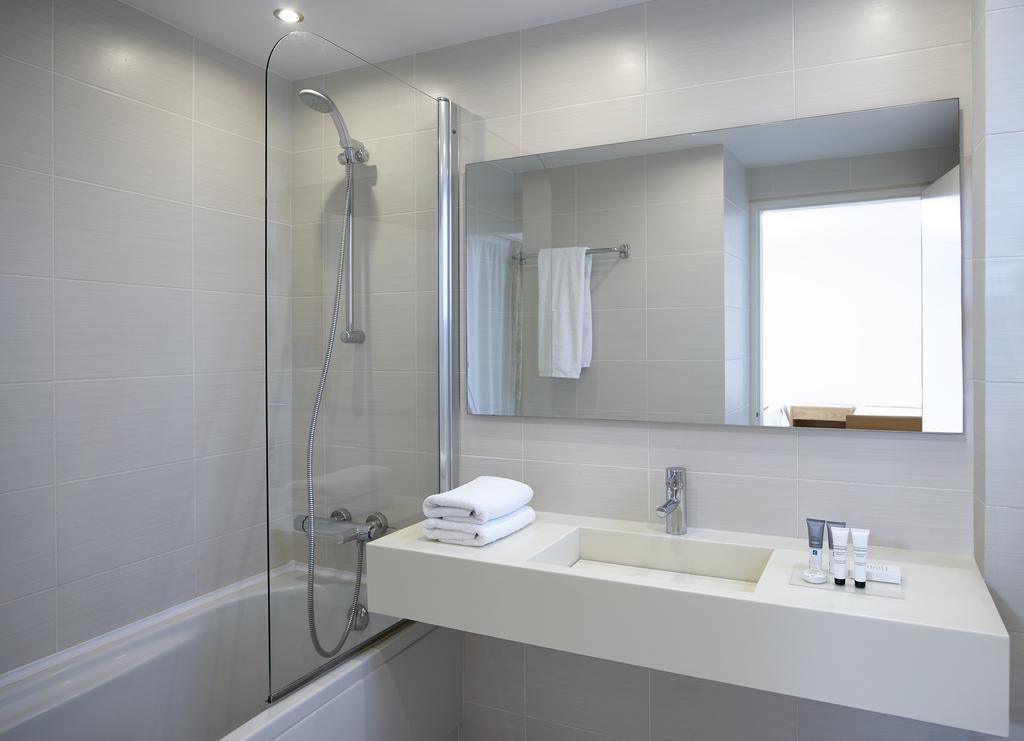 Hotel Amarilia bathroom.jpg
