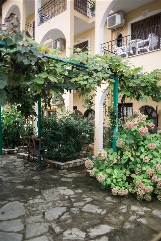 Castle Pontos hotel - bašta hotela.jpg