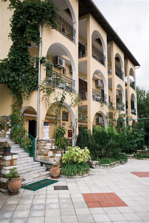 Castle Pontos hotel - pogled na balkone.jpg