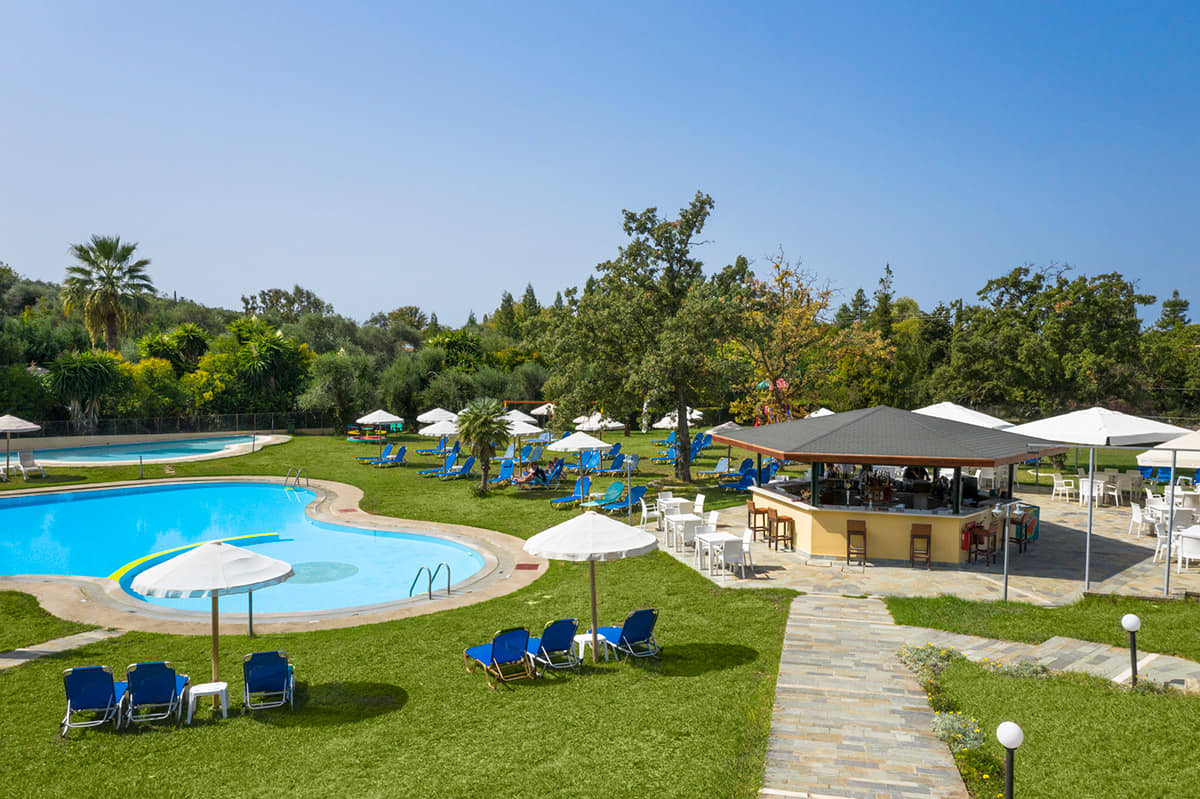Century Resort-Bar na bazenu.jpg
