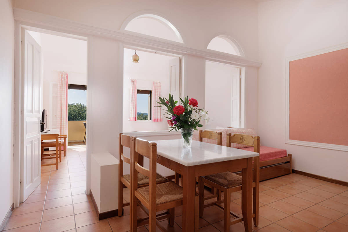 Century Resort Hotel-Porodicni jednosobni apartman pogled basta.jpg