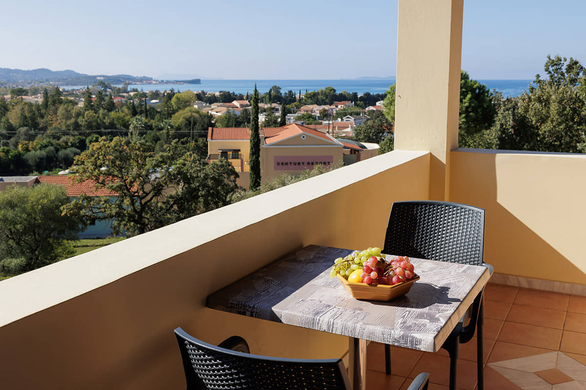 Century Resort-Porodicni jednosobni apartman bocni pogled more.jpg