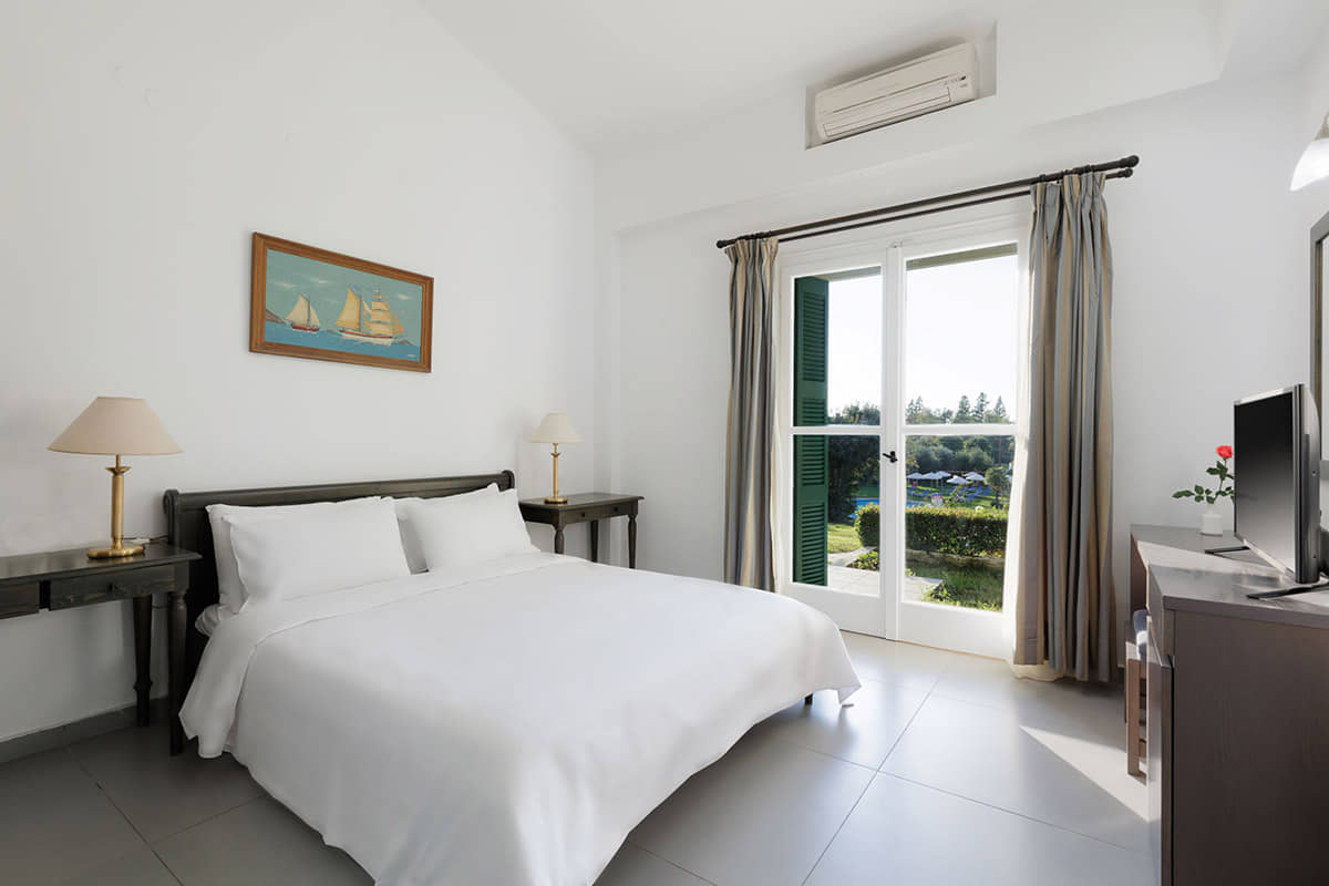 Hotel Century Resort-Porodicni dvosobni superior apartman pogled bazen.jpg
