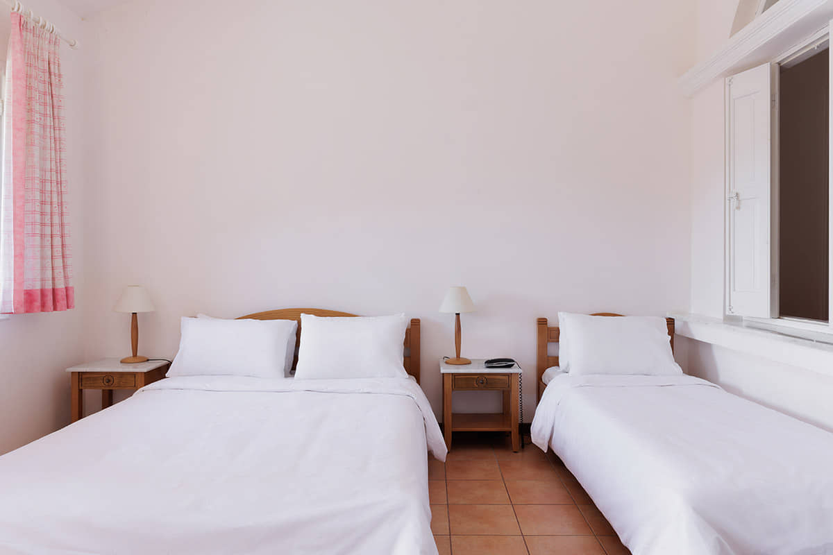 Hotel Century Resort-Porodicni jednosobni apartman bocni pogled more.jpg