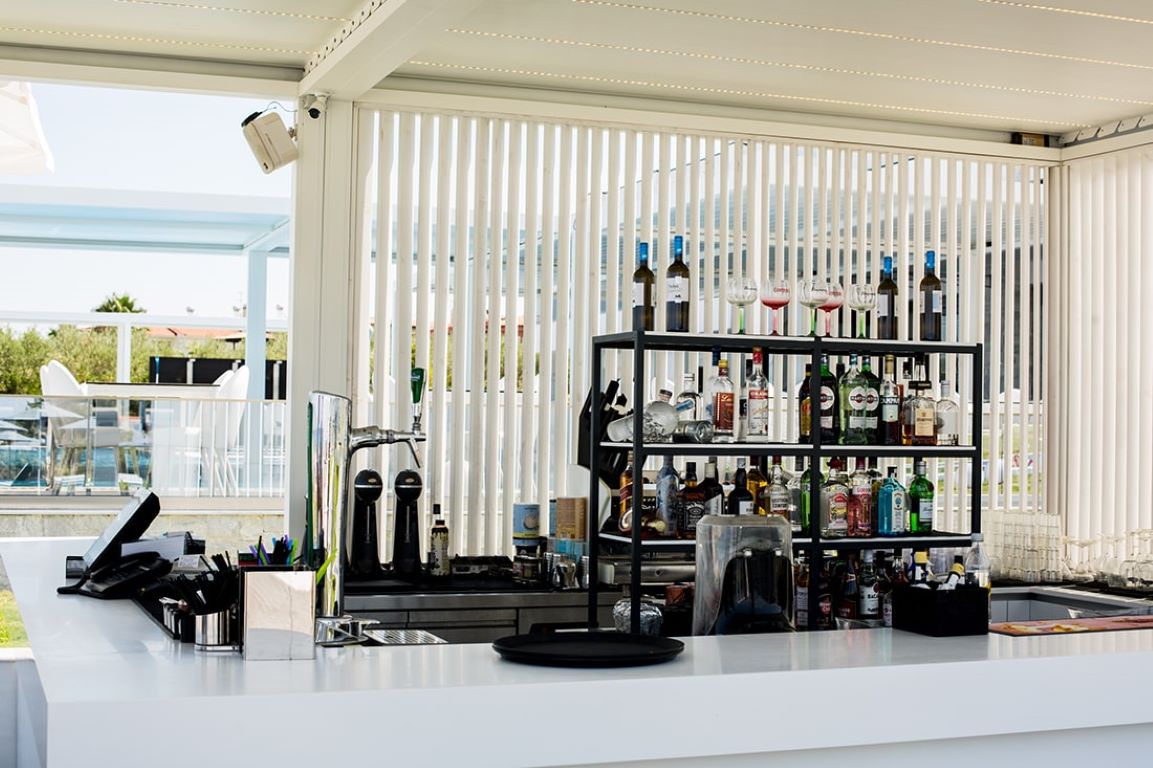 Crystal VIllas & Suites-Bar pored bazena.jpg