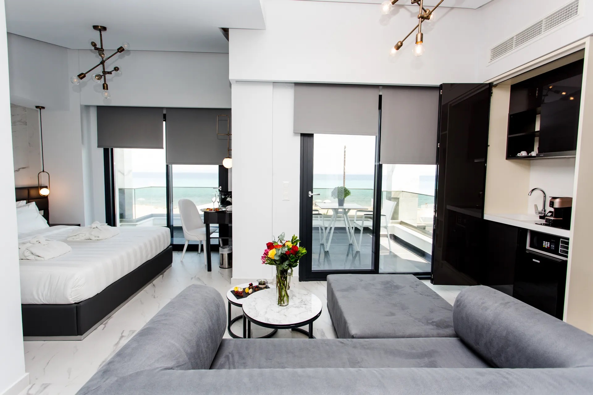 Crystal Villas & Suites-Vila ispred mora enterijer.jpg