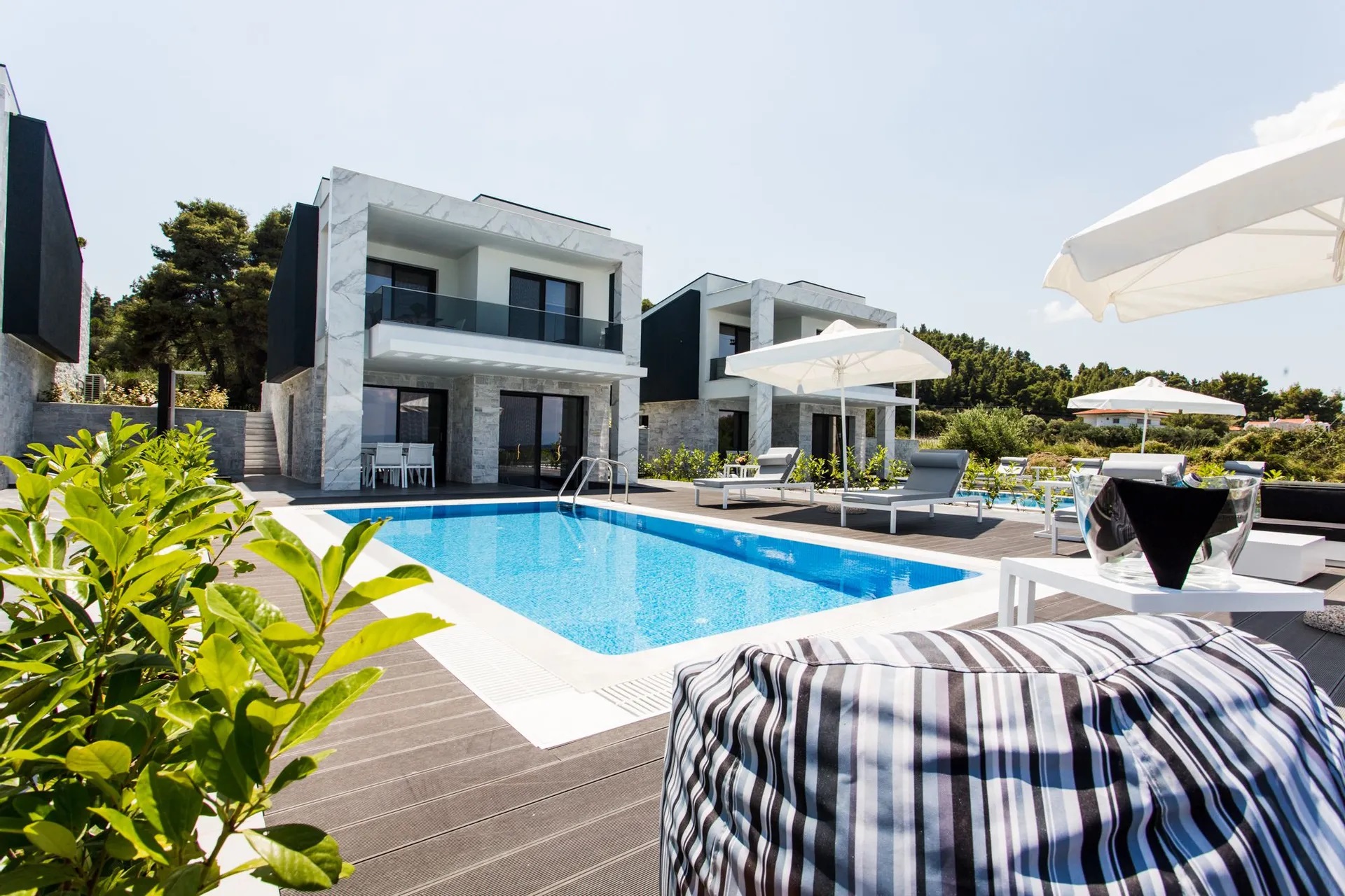 Crystal Villas & Suites-Vila ispred mora.jpg
