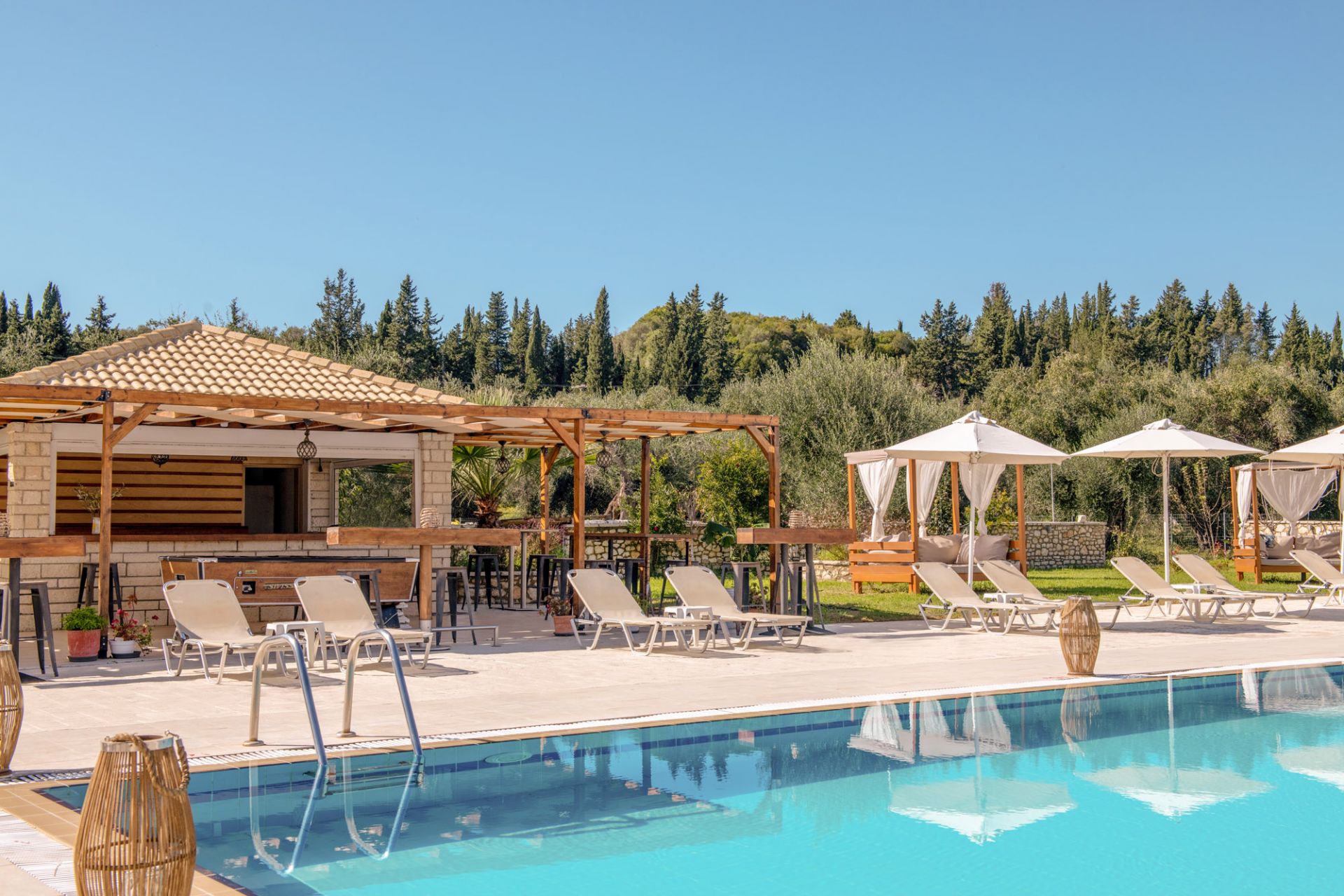 Ekati Mare Hotel & Suites-Bar na bazenu.jpg