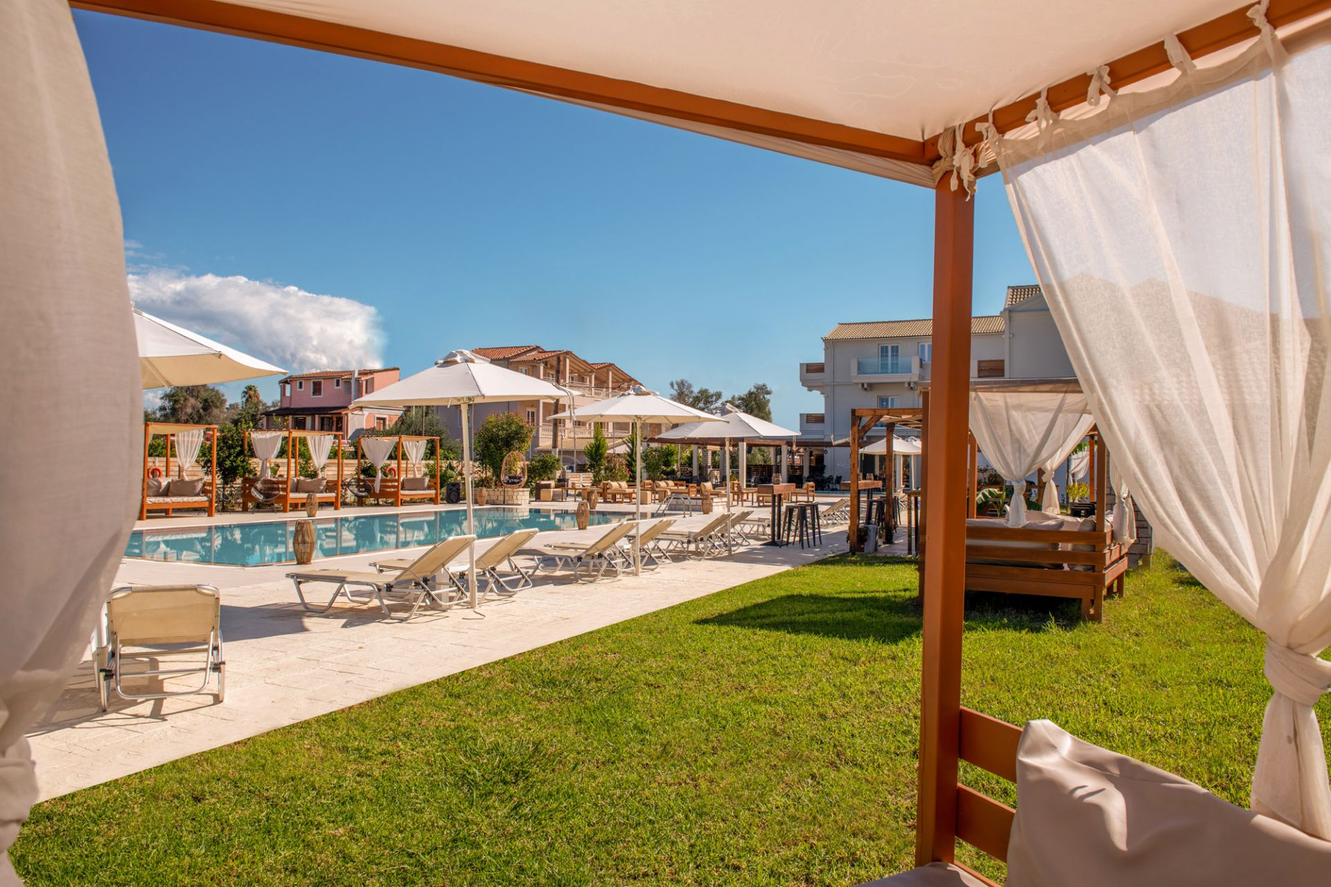 Ekati Mare Hotel & Suites-Basta i bazen.jpg
